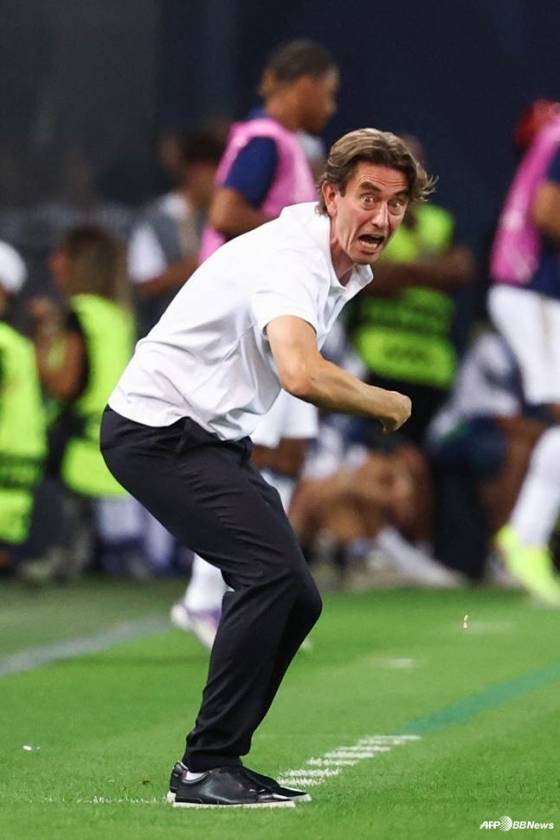 토마스 프랭크 토트넘 홋스퍼 감독이 이탈리아 블루에너지 스타디움에서 열린 2025 유럽축구연맹(UEFA) 슈퍼컵 결승에서 선수들에게 전술 지시하고 있다. /AFPBBNews=뉴스1