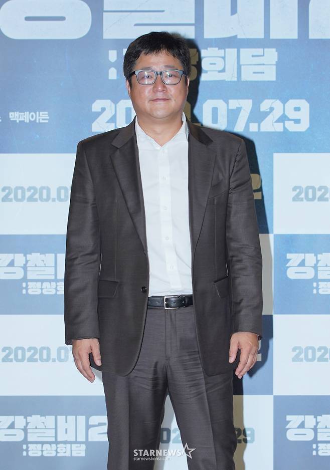 배우 곽도원이 2020년 7월 2일 오전 온라인 생중계로 진행된 영화 '강철비2' 제작발표회에서 포즈를 취하고 있다. /사진제공=앤드크레딧