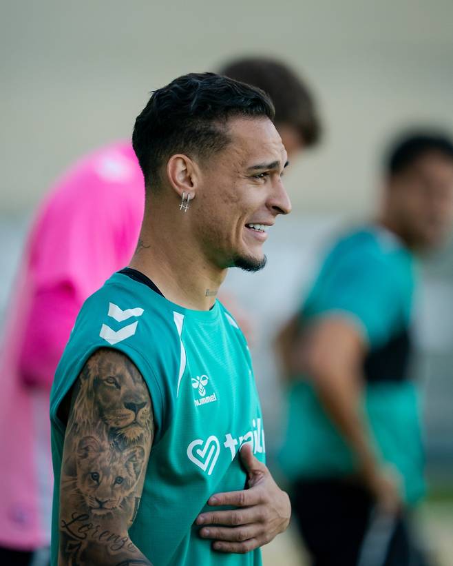 레알 베티스 이적 후 첫 훈련에 참가한 안토니가 눈시울을 붉히고 있다. /사진=레알 베티스 공식 사회관계망서비스(SNS)