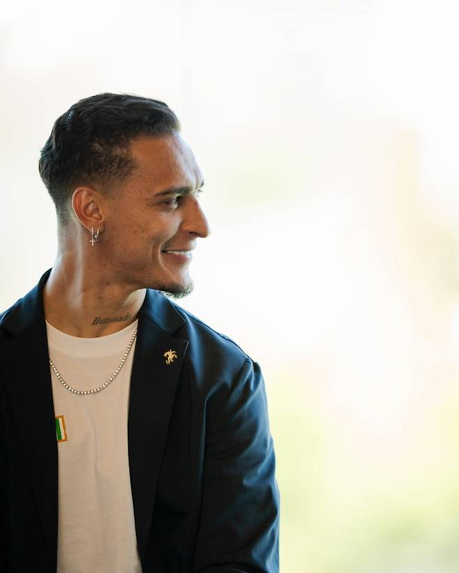 레알 베티스 완전이적 계약에 서명한 뒤 안토니. /사진=레알 베티스 공식 사회관계망서비스(SNS)