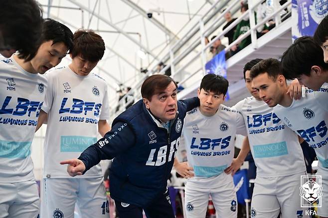 파울로 페르난데스(가운데) 감독이 선수들에게 전술 지시하고 있다. /사진=대한축구협회(KFA) 제공