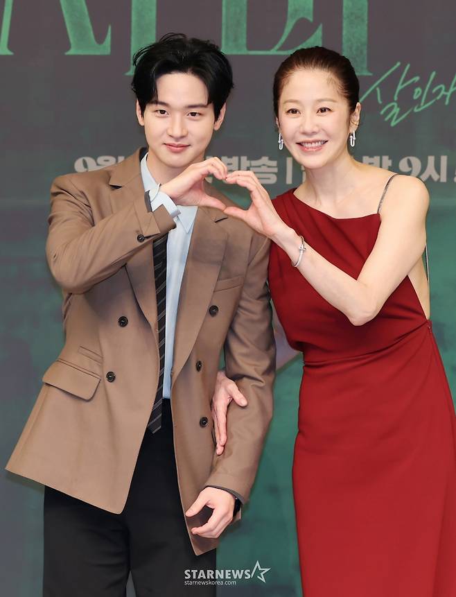 배우 장동윤, 고현정이 4일 오전 서울 양천구 SBS 목동사옥에서 진행된 SBS 금토드라마 '사마귀: 살인자의 외출' 제작발표회에 참석해 포즈를 취하고 있다.  잔혹한 연쇄살인마 ‘사마귀’가 잡힌지 20년이 지나 모방범죄가 발생하고, 이 사건 해결을 위해 한 형사가 평생을 증오한 ‘사마귀’인 엄마와 예상 못한 공조수사를 펼치며 벌어지는 고밀도 범죄 스릴러 '사마귀: 살인자의 외출'은 오는 5일 첫 방송된다. /2025.09.04 /사진=이동훈 photoguy@