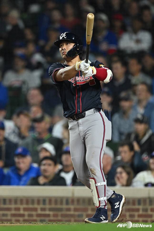 애틀랜타 김하성이 4일 컵스전에서 스리런 홈런을 터뜨리고 타구를 바라보고 있다. /AFPBBNews=뉴스1