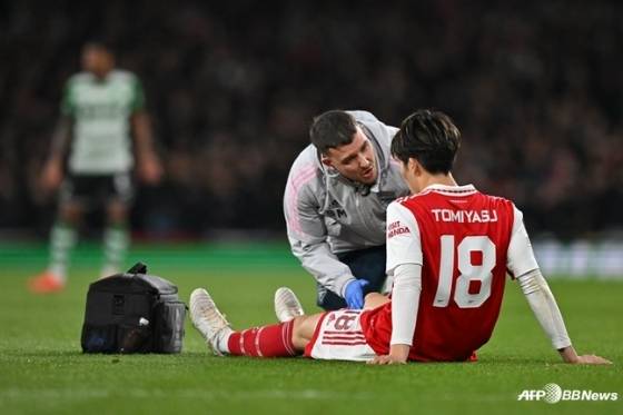 부상으로 쓰러진 아스널 수비수 도미야스 다케히로. /AFPBBNews=뉴스1