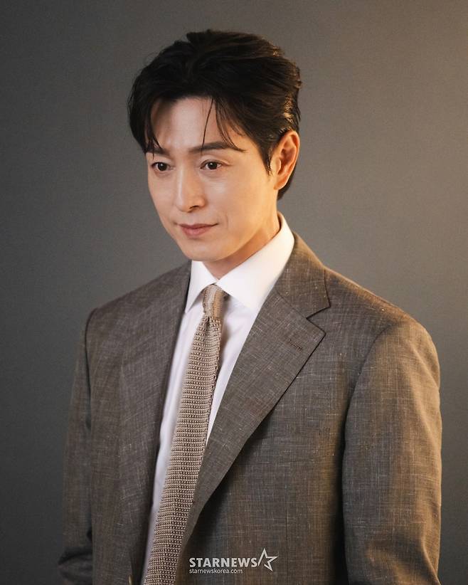 영화 '살인자 리포트'의 배우 정성일이 4일 진행된 라운드 인터뷰를 위해 포즈를 취하고 있다. /사진제공=에이투지엔터테인먼트 /2025.09.04 /사진=김휘선 hwijpg@