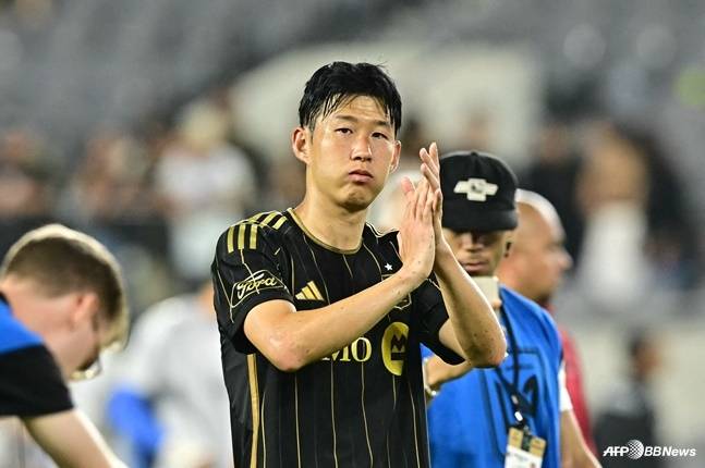 손흥민이 1일 오전 11시 45분(한국시간) 미국 로스앤젤레스의 BMO 스타디움에서 열린 2025시즌 미국 메이저리그 사커(MLS) 서부 컨퍼런스 29라운드 홈 경기가 끝난 뒤 인사하고 있다. /AFPBBNews=뉴스1