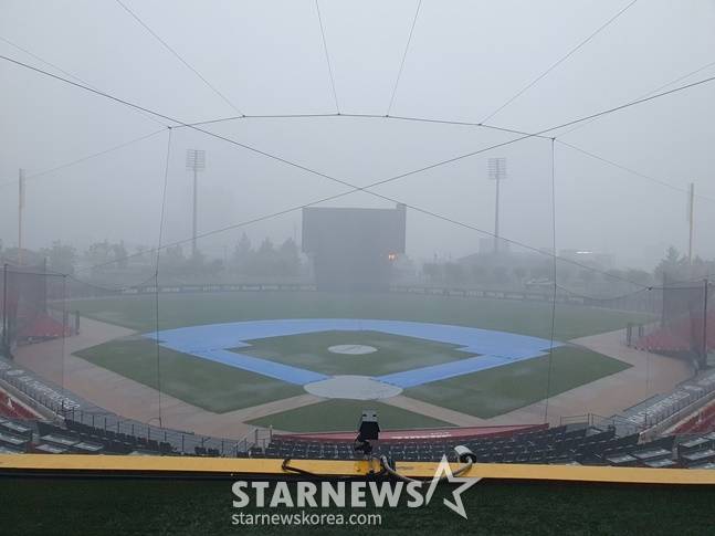 지난 7월17일 NC 다이노스-KIA 타이거즈의 경기가 열릴 예정이던 광주-KIA 챔피언스필드에 많은 비가 내리고 있다. /사진=양정웅 기자