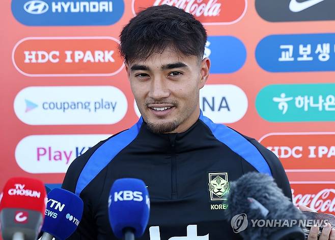 인터뷰하는 옌스 카스트로프 (뉴욕=연합뉴스) 윤동진 기자 = 3일(현지시간) 미국 뉴욕주 아이칸 스타디움에서 진행된 한국 축구 대표팀 훈련에서 옌스 카스트로프가 인터뷰를 하고 있다. 2025.9.4 mon@yna.co.kr