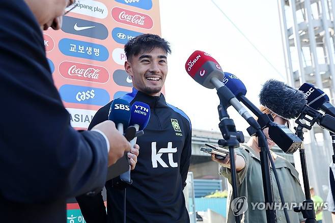 인터뷰하는 옌스 카스트로프 (뉴욕=연합뉴스) 윤동진 기자 = 3일(현지시간) 미국 뉴욕주 아이칸 스타디움에서 진행된 한국 축구 대표팀 훈련에서 옌스 카스트로프가 인터뷰를 하고 있다. 2025.9.4 mon@yna.co.kr