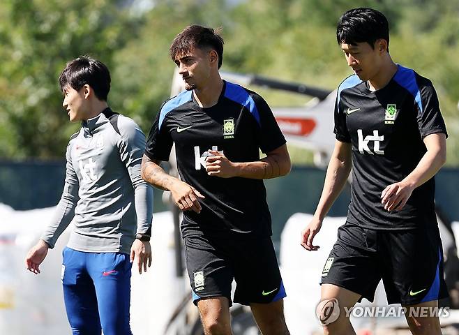 몸 푸는 손흥민-옌스 카스트로프 (뉴욕=연합뉴스) 윤동진 기자 = 3일(현지시간) 미국 뉴욕주 아이칸 스타디움에서 진행된 한국 축구 대표팀 훈련에서 손흥민과 옌스 카스트로프가 몸을 풀고 있다. 2025.9.4 mon@yna.co.kr