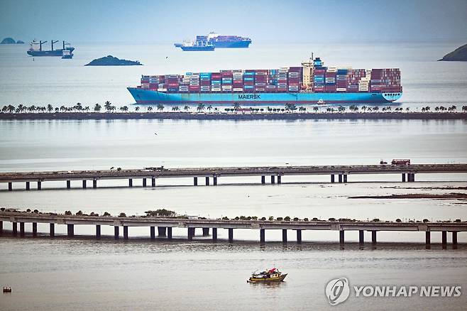 2일(현지시간) 파나마 운하 지대 지나는 컨테이너선 [파나마시티 AFP=연합뉴스. 재판매 및 DB 금지]