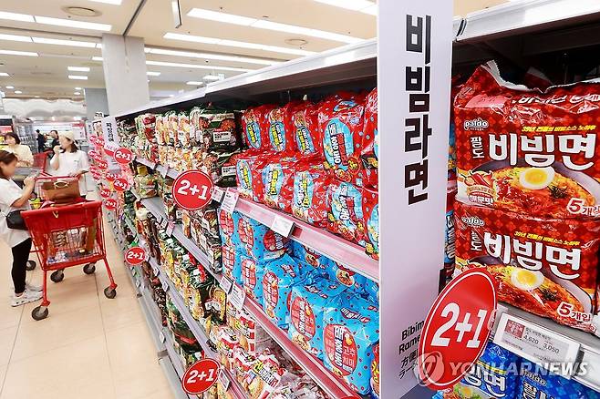 서울 시내 한 대형마트에 진열된 농심 비빔면과 팔도 비빔면[연합뉴스 자료사진]