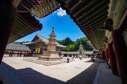 석가탑 쪽 회랑에서 본 석가탑과 다보탑[사진/백승렬 기자]