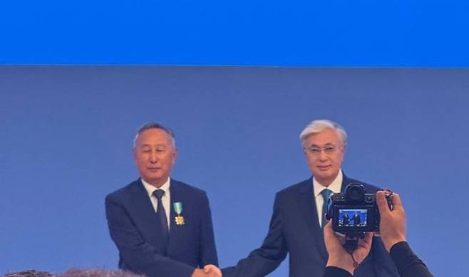 귀족 훈장 받는 김 게오르기(왼쪽) 위원 (서울=연합뉴스) 지난달 29일 카자흐스탄 공화국 헌법 개정 30주년 기념식에서 카심 조마르트 토카예프 대통령으로부터 '귀족 훈장'을 받고 포즈를 취한 김 게오르기 (왼쪽)위원. [본인 제공]