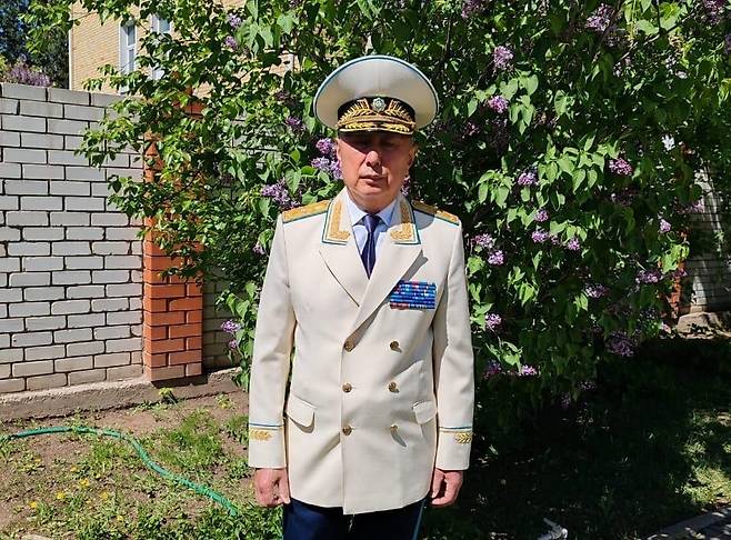 '장군'복 입은 김 게오르기 위원 (서울=연합뉴스) 카자흐스탄에서 최고위 원로에게 주어지는 칭호 '장군' 복장을 입은 모습. [본인 제공]