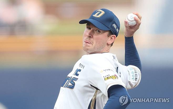 NC 라일리 톰슨 역투 (창원=연합뉴스) 김동민 기자 = 30일 경남 창원NC파크에서 열린 프로야구 2025 신한 SOL 뱅크 KBO리그 한화이글스와 NC다이노스 경기. 1회 초 NC 선발 라일리 톰슨이 역투하고 있다.     
    NC다이노스 홈구장인 창원NC파크에서의 경기는 구조물 낙하 사망 사고 이후 62일이다. 2025.5.30 image@yna.co.kr