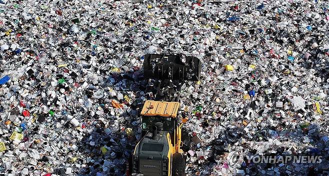 경기 수원시자원순환센터에 쌓인 플라스틱 재활용 쓰레기. [연합뉴스 자료사진]