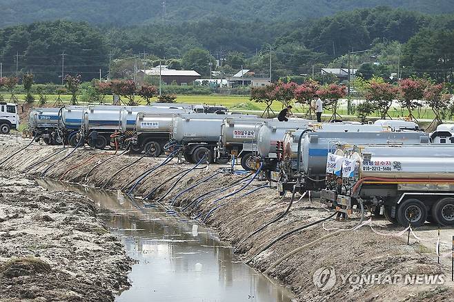 하천 물 담는 살수차들 [연합뉴스 자료사진]