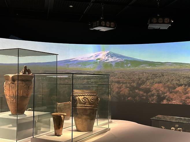 조몬 토기와 후지산      (청주=연합뉴스) 김예나 기자 = 4일 충북 청주시 국립청주박물관에서 열린 '후지산에 오르다, 야마나시' 특별전 전시실 모습. 일본의 중요문화재로 지정된 조몬(繩紋) 토기 13점과 다양한 토우 등이 소개된다. 2025.9.4
    yes@yna.co.kr
