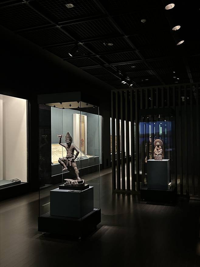 '후지산에 오르다, 야마나시' 특별전      (청주=연합뉴스) 김예나 기자 = 4일 충북 청주시 국립청주박물관에서 열린 '후지산에 오르다, 야마나시' 특별전 전시실 모습. 이번 전시는 한일 국교 정상화 60주년을 맞아 일본 야마나시현립박물관과 함께 야마나시 지역과 후지산을 집중 조명한다. 2025.9.4
    yes@yna.co.kr