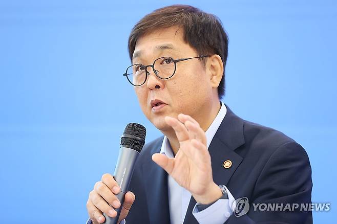 정책 설명하는 최휘영 문체부 장관 (서울=연합뉴스) 진연수 기자 = 최휘영 문화체육관광부 장관이 4일 서울 중구 모두예술극장에서 열린 취임 한 달 기념 기자간담회에서 정책을 설명하고 있다. 2025.9.4 jin90@yna.co.kr
