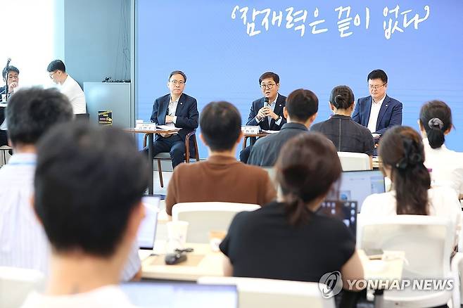 최휘영 문체부 장관, 취임 한 달 기념 기자간담회 (서울=연합뉴스) 진연수 기자 = 최휘영 문화체육관광부 장관이 4일 서울 중구 모두예술극장에서 열린 취임 한 달 기념 기자간담회에서 발언하고 있다. 2025.9.4 jin90@yna.co.kr
