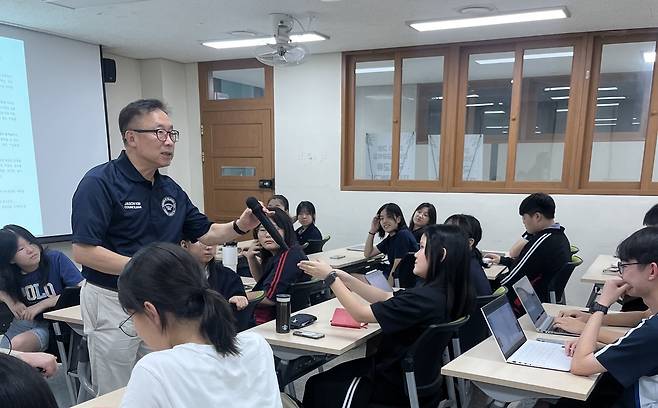 고양 국제고에서 특강하는 김정운 시의원 (서울=연합뉴스) 지난달 28일 고양 국제고에서 글로벌 리더십을 주제로 특강하는 김정운 시의원. [본인 제공]