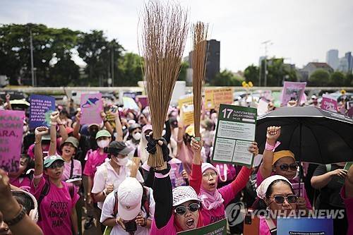 "국가 더러움 쓸어내자" 빗자루 시위 [AP 연합뉴스. 재판매 및 DB 금지]