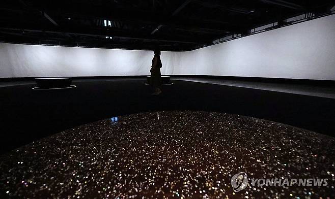 2025 청주공예비엔날레…조계종 성파스님 특별전 (청주=연합뉴스) 천경환 기자 = '2025 청주공예비엔날레' 개막을 하루 앞둔 3일 청주시 청원구 문화제조창 본관에서 관계자가 작품 상태 등을 점검하고 있다. 2025.9.3 kw@yna.co.kr