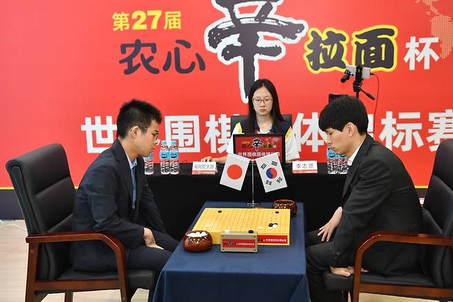 이지현(오른쪽)이 농심신라면배 2국에서 일본 후쿠오카 코타로에게 승리했다. [한국기원 제공. 재판매 및 DB 금지]