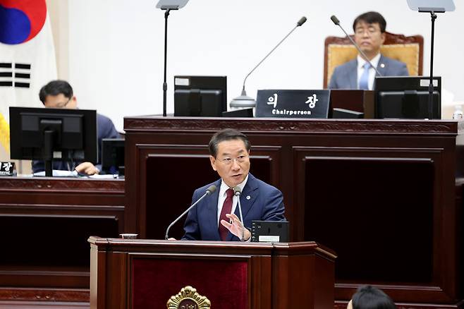 유정복 인천시장이 5일 인천시의회 본회의장에서 열린 제303회 임시회 제3차 본회의에서 시정 전반에 관한 시정질문에 대해 답변하고 있다. 사진=인천시의회