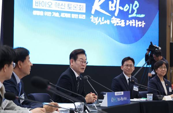 이재명 대통령이 5일 인천 송도 컨벤시아에서 열린 바이오 혁신 토론회에서 발언하고 있다. /연합뉴스