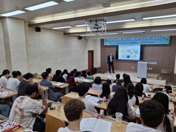 김일수 전남이민외국인종합지원센터장이 최근 열린 전남도 지역특화비자 제도 설명회에서 유학생들에게 지원방안에 대해 설명하고 있다. <전남도 제공>