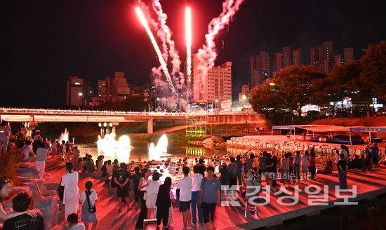 ▲ '2025 남창천 물빛축제'가 6일 울산 울주군 옹기종기시장 옆 남창천 공영주차장에서 열린다. 지난해 열린 남창천 물빛축제. 경상일보자료사진