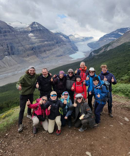 빙하지대를 배경으로 독일 트레커들과 함께한 시간. 하태길 겸임교수 제공