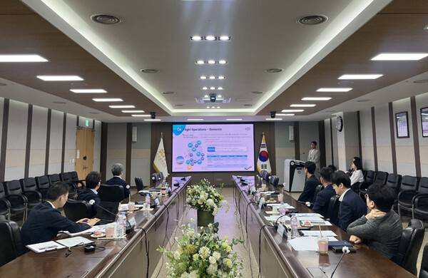 제주를 찾은 후쿠오카공항 대표단이 자매공항인 제주공항 관계자와 두 지역 직항노선 재개를 모색하기 위한 간담회를 갖고있다. (제주공항 제공)