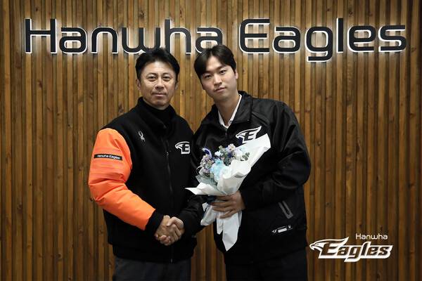 손혁 단장과 엄상백(사진=한화)