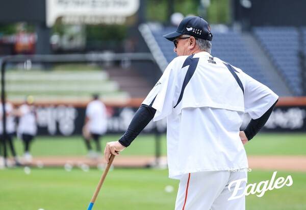 한화 김경문 감독이 선수들의 훈련을 지켜보고 있다. 사진 | 한화이글스