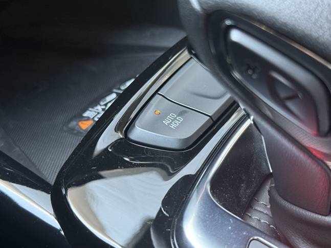 트랙스 크로스오버에는 쉐보레 차량 중 유일하게 오토홀드 기능이 있다./사진=백유진 기자 byj@