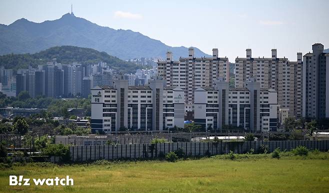 6·27 부동산 대책 발표 이후 서울의 아파트 가격 상승폭은 관망세를&nbsp;보이고 있지만&nbsp;마포구와 용산구, 성동구를 포함한 8개 자치구는 가격 오름폭을 키우고 있다. 사진은 5일 용산구의 주거지역 모습./사진=이명근 기자 qwe123@