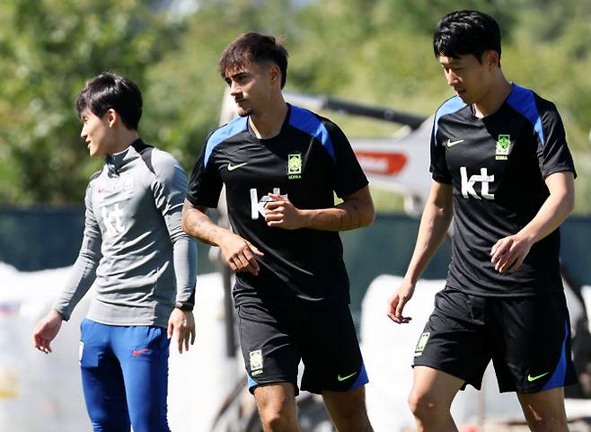 3일(현지시간) 미국 뉴욕주 아이칸 스타디움에서 진행된 한국 축구 대표팀 훈련에서 손흥민과 옌스 카스트로프가 몸을 풀고 있다. 사진=연합뉴스