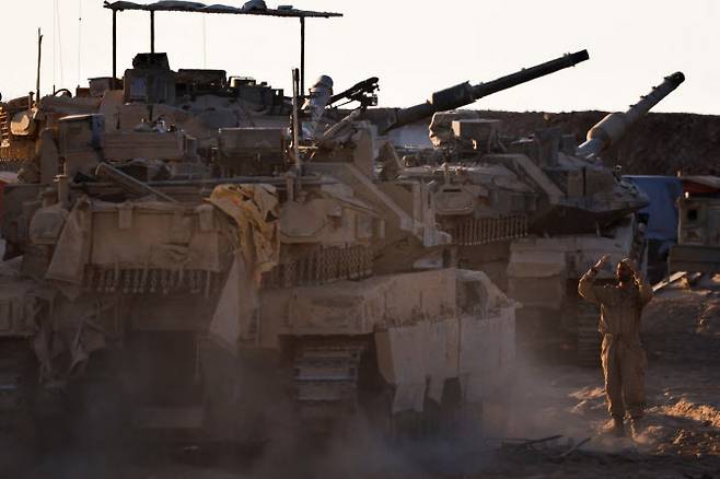 4일(현지시간) 이스라엘에서 한 이스라엘 군인이 가자지구 국경 근처에서 탱크를 지휘하고 있다. (사진=로이터)