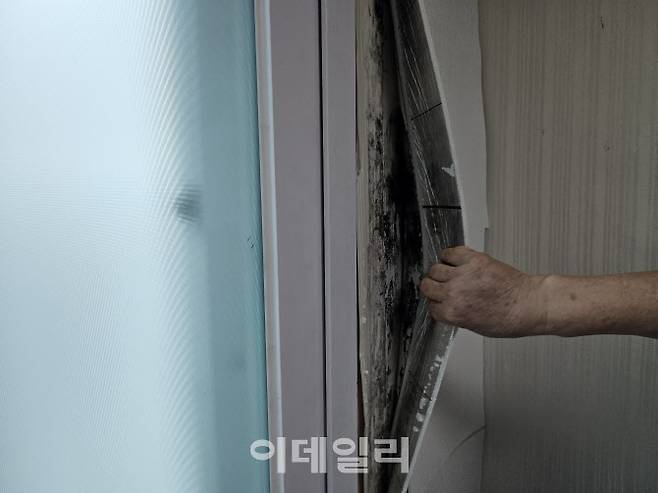 28일 서울 마포구 망원동 신속통합기획 재개발 구역 내 한 가정집의 모습. 벽면에 곰팡이가 슬어 임시 방편으로 접착 시트를 붙여 놨다. (사진=김형환 기자)