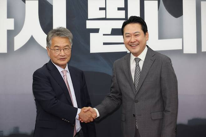 국민의힘 장동혁 대표가 5일 서울 여의도 국회에서 조셉 윤 주한 미국대사대리를 만나고 있다. (사진 = 연합뉴스)