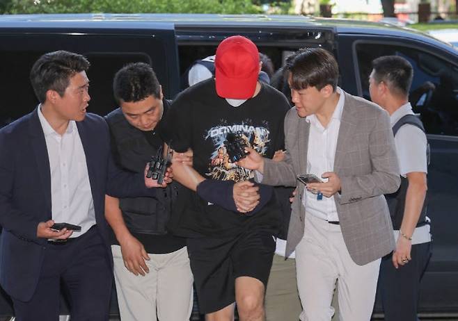 서울 서대문구 한 초등학교 인근에서 아동을 납치하려 한 20대 남성 일당이 5일 서울 마포구 서울서부지방법원에서 열린 구속 전 피의자 심문(영장실질심사)에 출석하고 있다. 2025.9.5 (사진=연합뉴스)