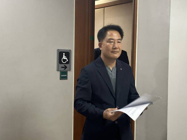 지난 7월 24일 대전지법에서 동성 동료 의원 2명을 추행한 혐의로 재판에 넘겨진 상병헌 시의원이 징역 1년 6개월의 실형을 선고받고 법정을 나오고 있다. (사진=뉴시스)