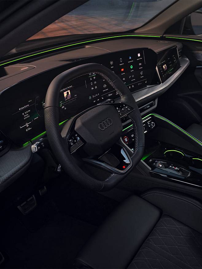 Audi Q5 SUV Panorama display