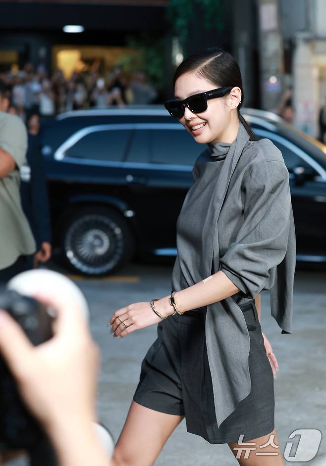 블랙핑크 제니가 4일 오후 서울 성동구 피치스 도원에서 열린 아이웨어 브랜드 레이밴(Ray-Ban)의 팝업 스토어 오픈 행사에 참석하고 있다. ⓒ News1 권현진 기자