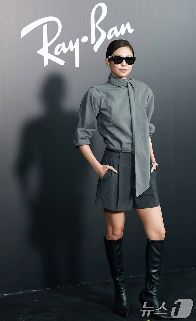 블랙핑크 제니가 4일 오후 서울 성동구 피치스 도원에서 열린 아이웨어 브랜드 레이밴(Ray-Ban)의 팝업 스토어 오픈 행사에 참석해 포즈를 취하고 있다. ⓒ News1 권현진 기자