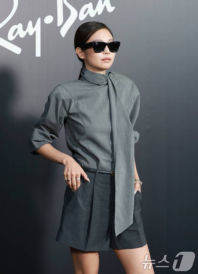 블랙핑크 제니가 4일 오후 서울 성동구 피치스 도원에서 열린 아이웨어 브랜드 레이밴(Ray-Ban)의 팝업 스토어 오픈 행사에 참석해 매력을 발산하고 있다. ⓒ News1 권현진 기자
